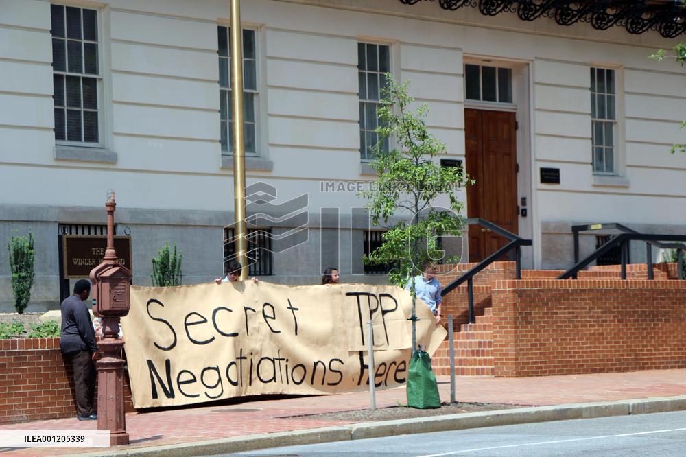 Anti-TPP group protests in front of U.S. trade office
