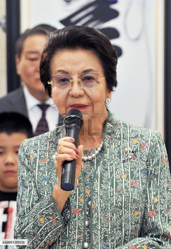 PM Abe's mother talks at calligraphy exhibit in Mongolia