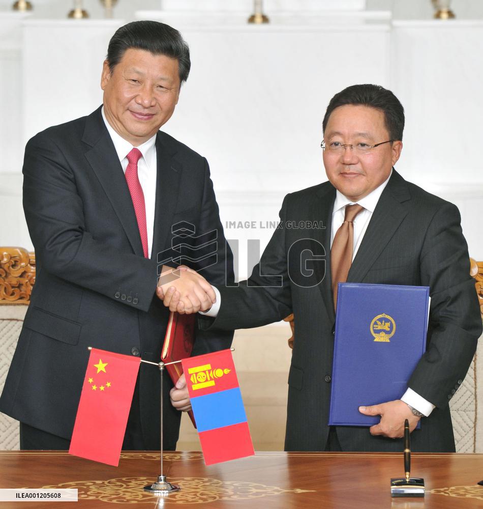 Chinese, Mongolian leaders shake hands after accord