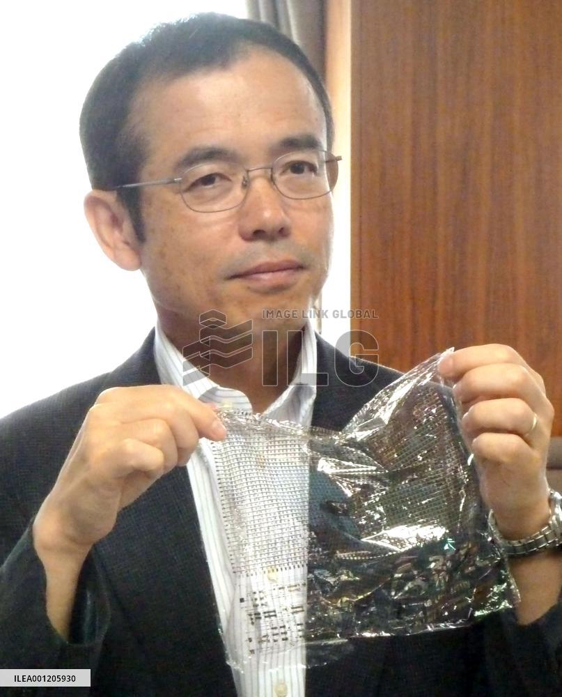 Univ. professor devises IC thinner than plastic wrapper