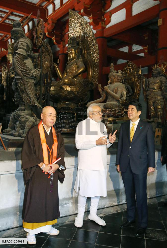 Indian PM Modi visits famous Kyoto temple with Abe