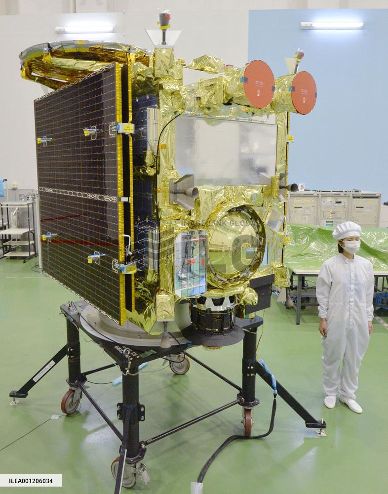 Japan shows new space probe to press ahead of launch