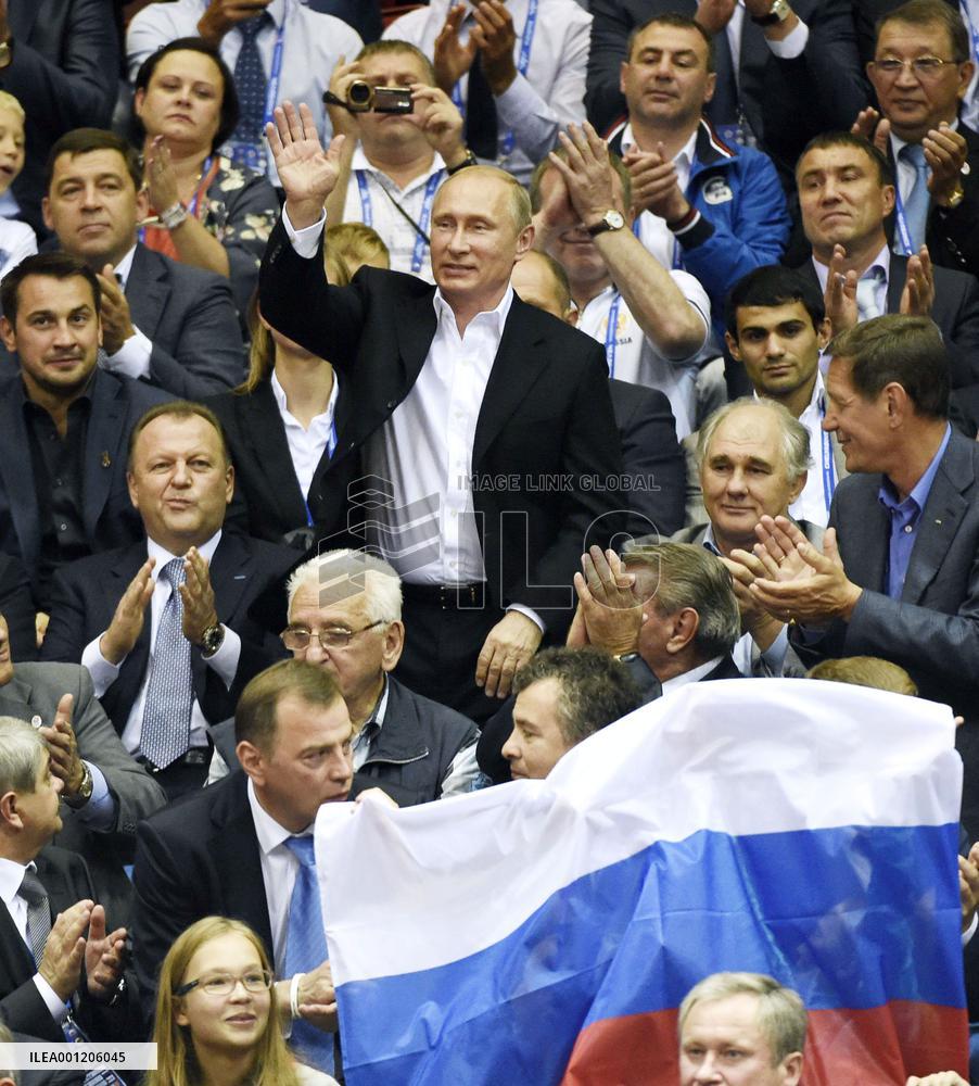 Putin responds to judo fans' cheering