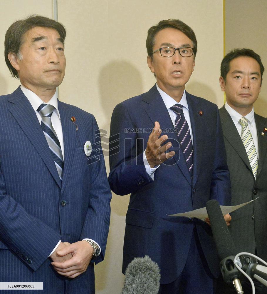 Fukushima gov. tells ministers of acceptance of radioactive waste