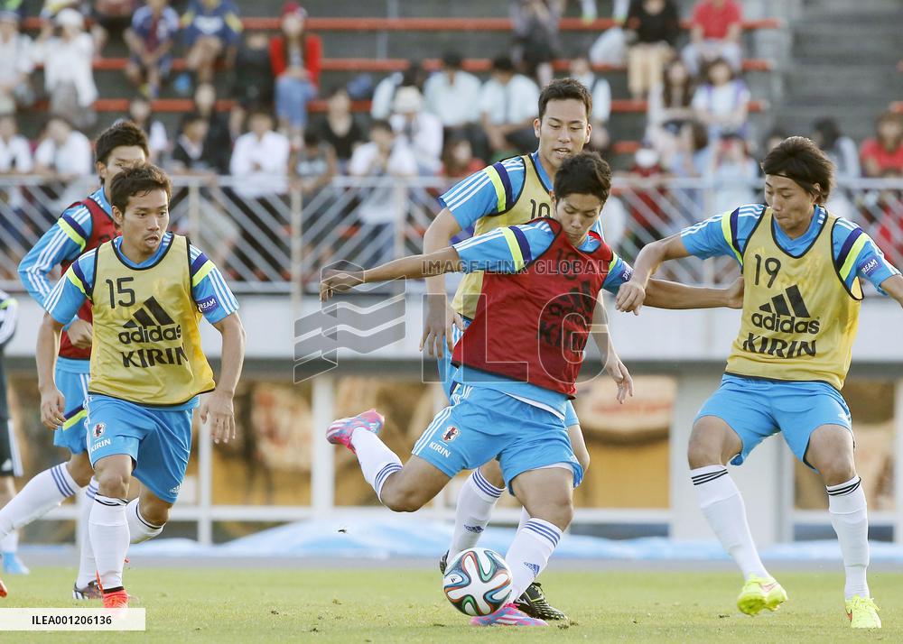 Aguirre Japan squad in training for friendly with Uruguay