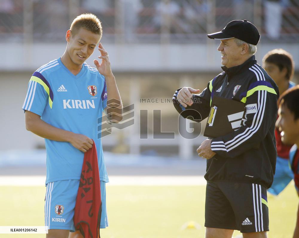 Honda chats with new Japan coach Aguirre