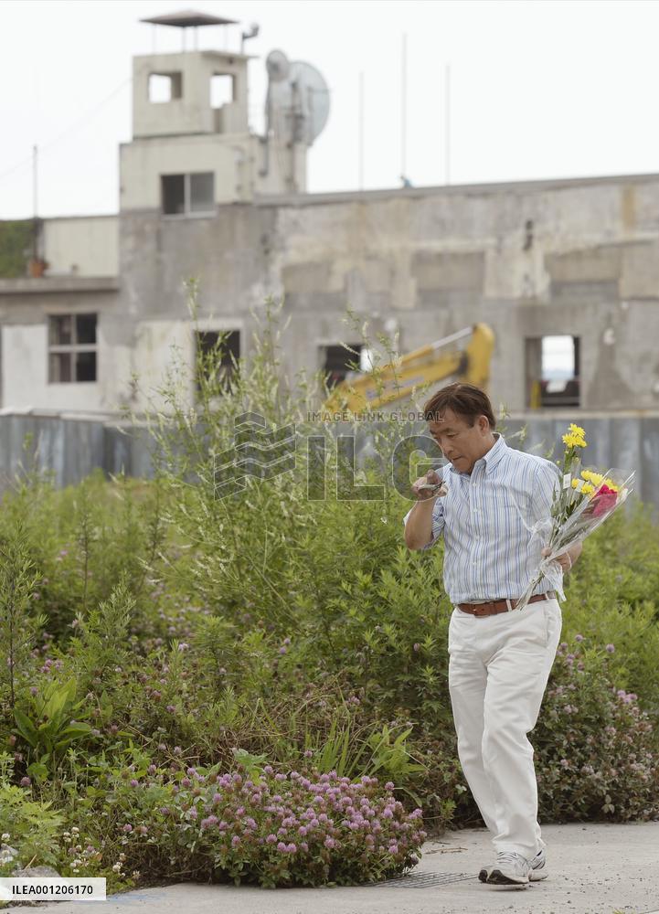 Man takes flowers to parents' home on mother's birthday