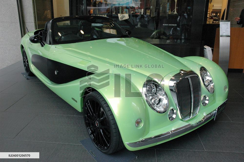 Car developed jointly by Mitsuoka Motor, Isetan on sale