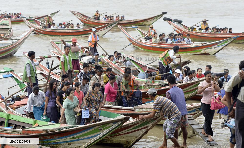 Commuter rush in Yangon