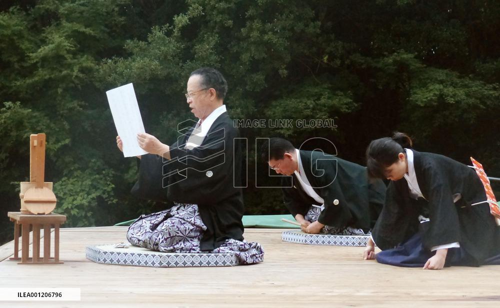 Kurozumi-kyo grassroots Shinto chief chants sunrise prayer