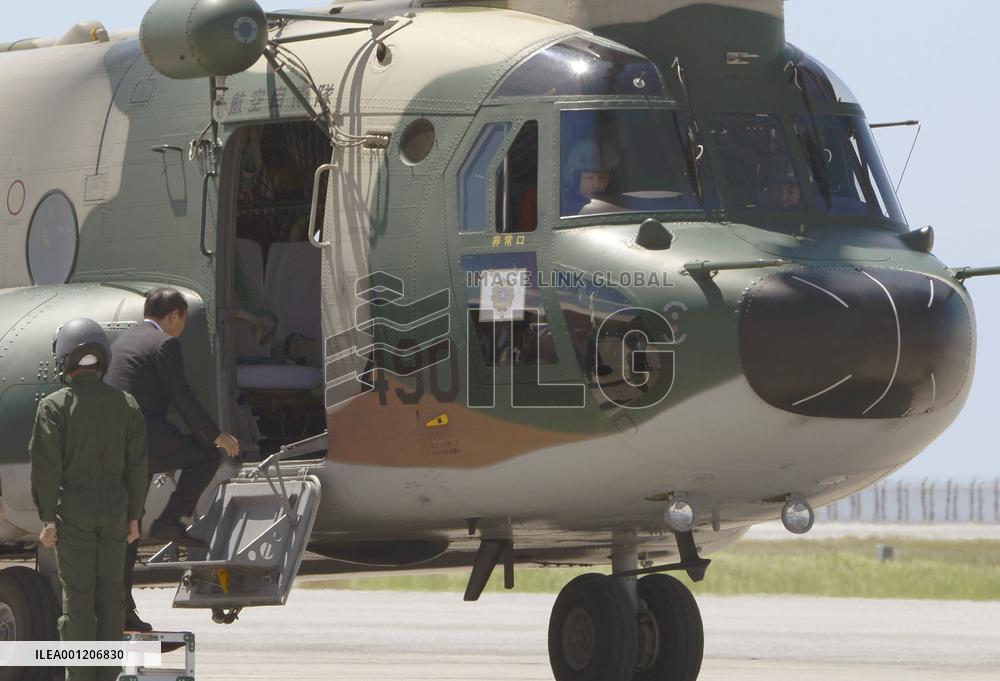 Suga meets with Okinawa Gov. Nakaima