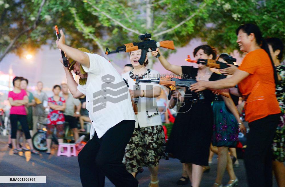 Outdoor group dancing a fad among Chinese middle-aged women
