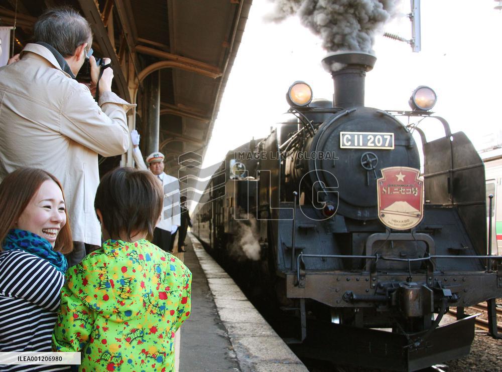 Steam train begins annual autumn service in Hokkaido