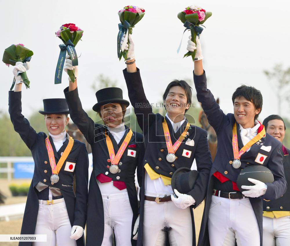 Japan's dressage team wins silver medal