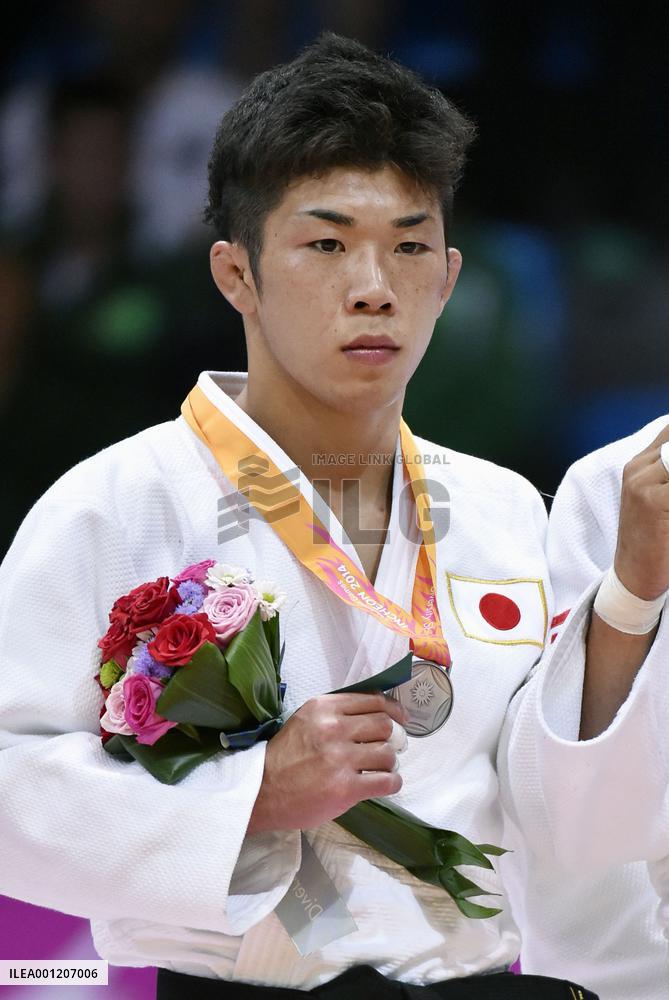 Takajo wins silver in men's judo 66 kg