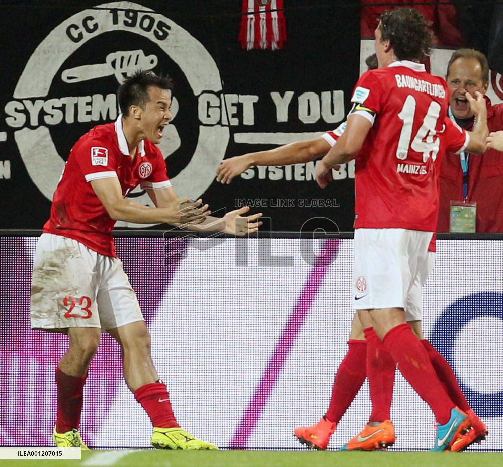 Okazaki celebrates goal against Dortmund
