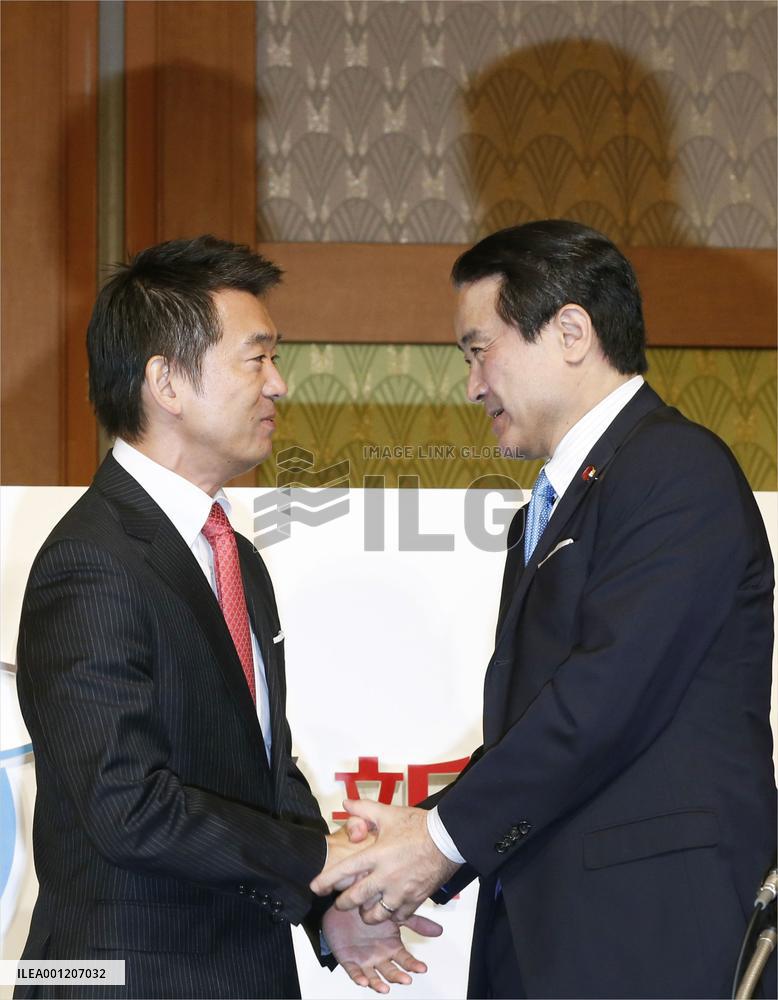 2 opposition parties merge into Japan's 3rd-largest party