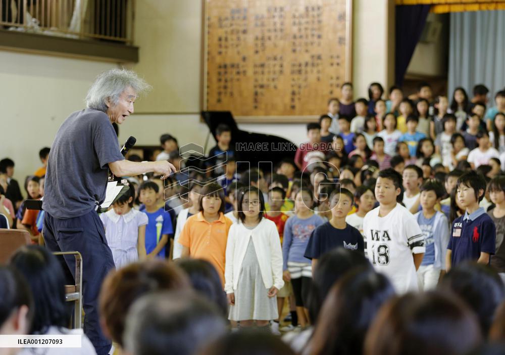 Conductor Ozawa takes chorus practice for school children