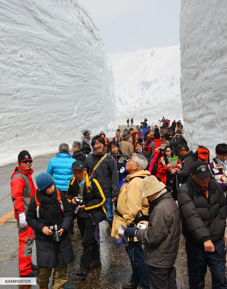 Taiwan travelers swarm central Japan tourist spots