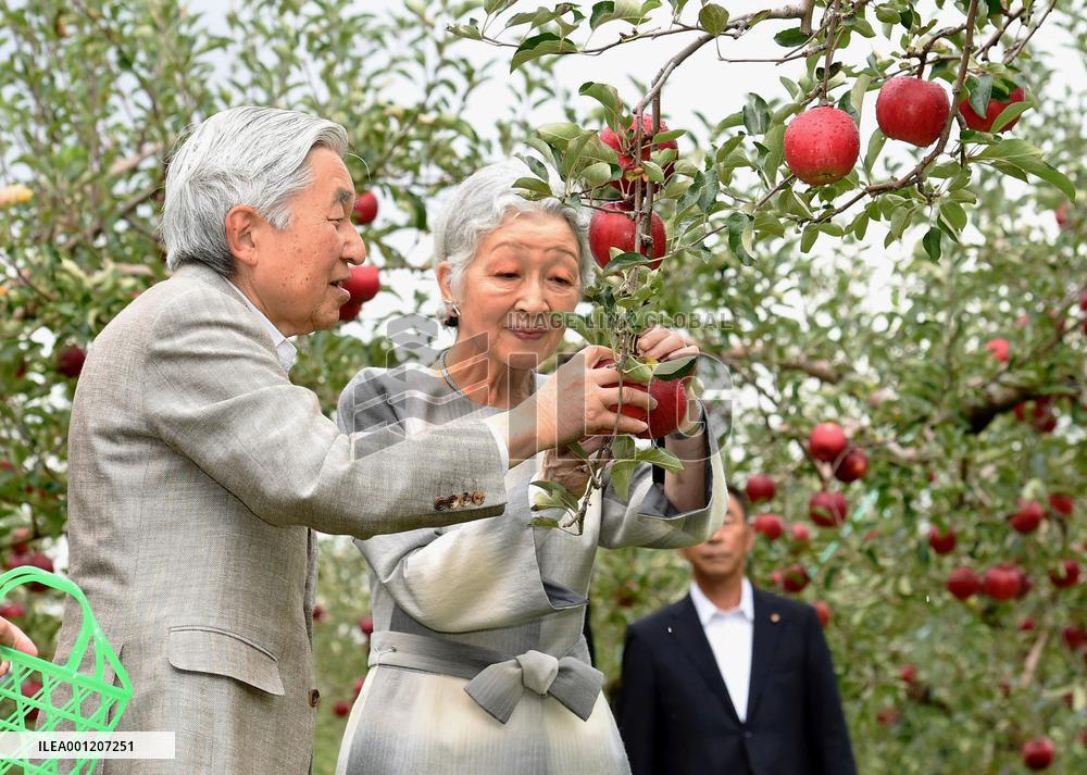 Emperor, empress visit apple orchard in Aomori Pref.
