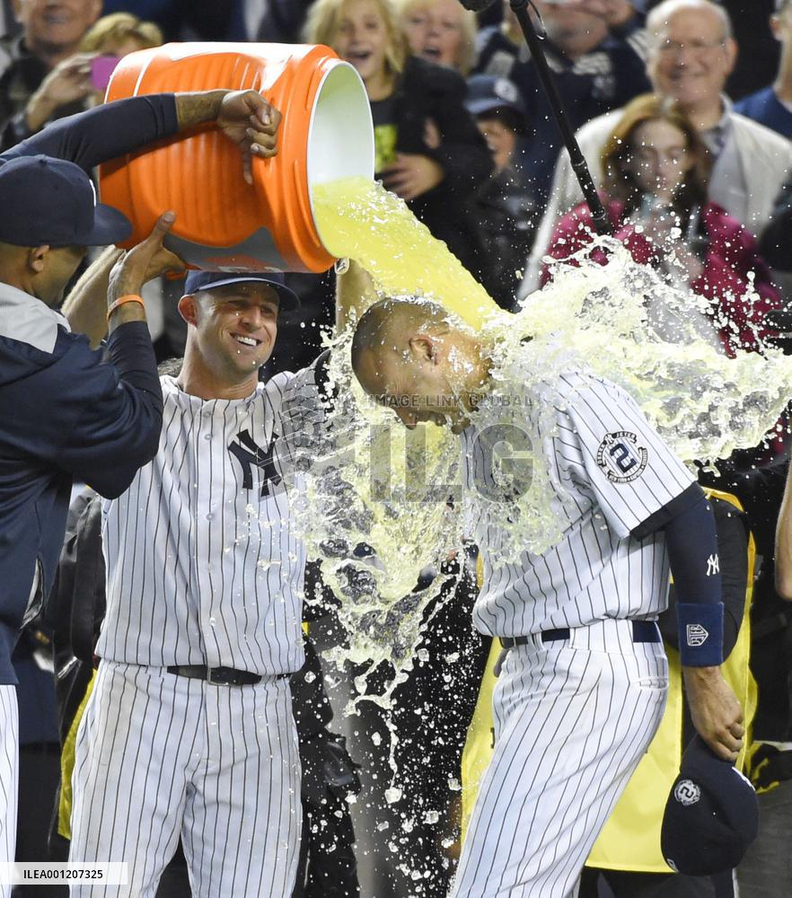 Yankees' Jeter gets shower from teammates