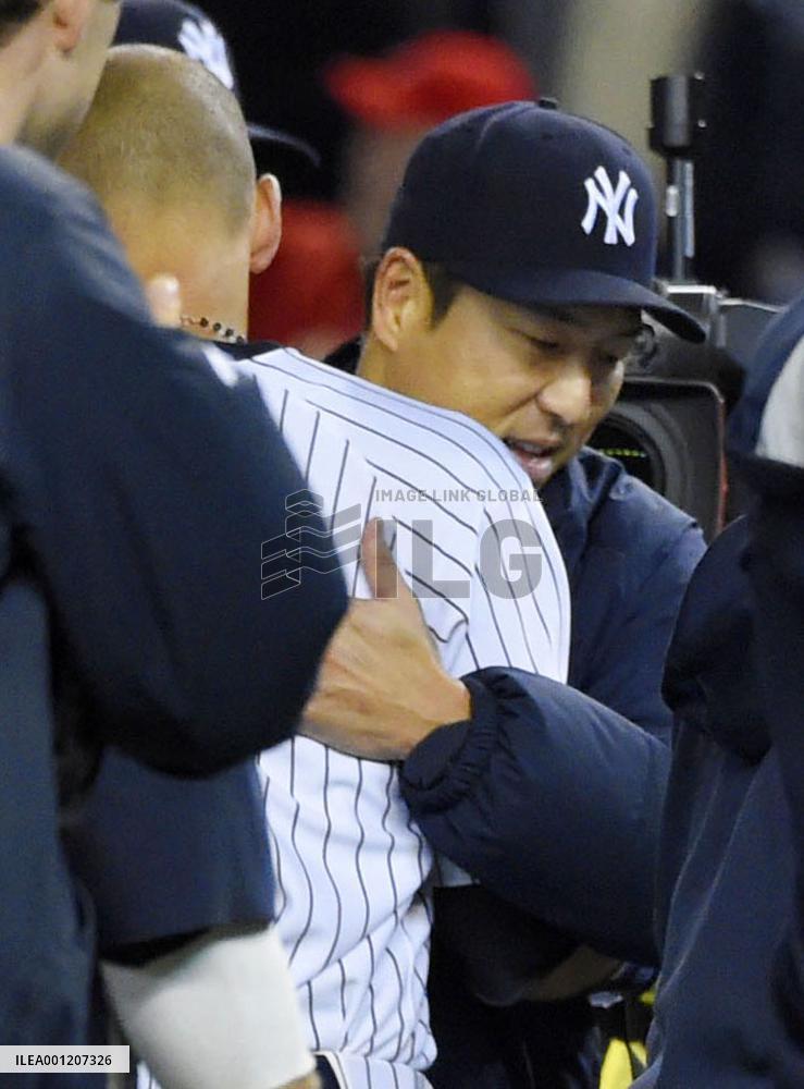 Yankees Kuroda hugs retiring Jeter