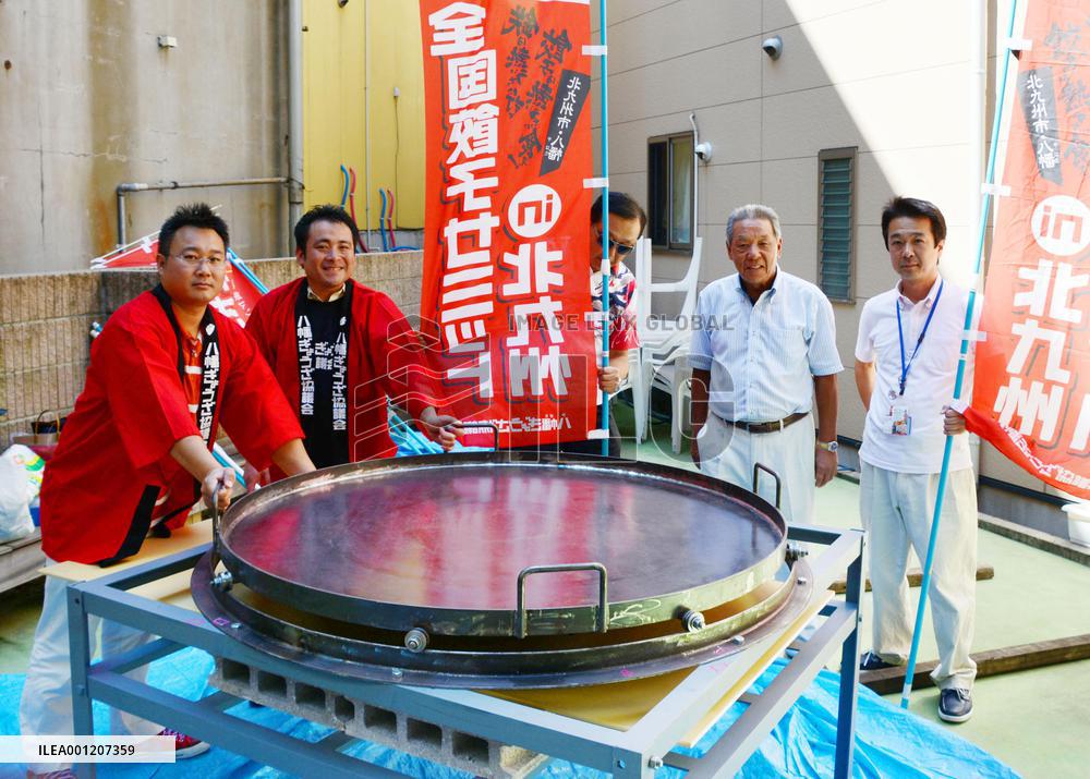 Huge iron pan made for national dumpling festival