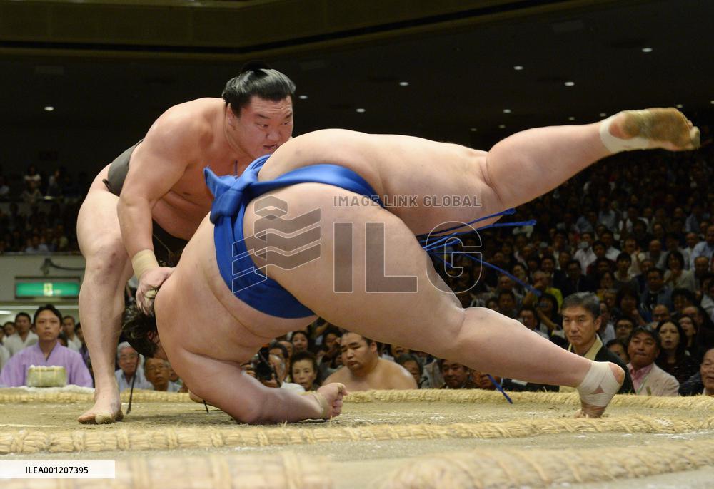 Hakuho defeats Ichinojo