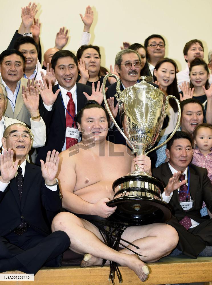 Yokozuna Hakuho clinches 31st title at autumn sumo