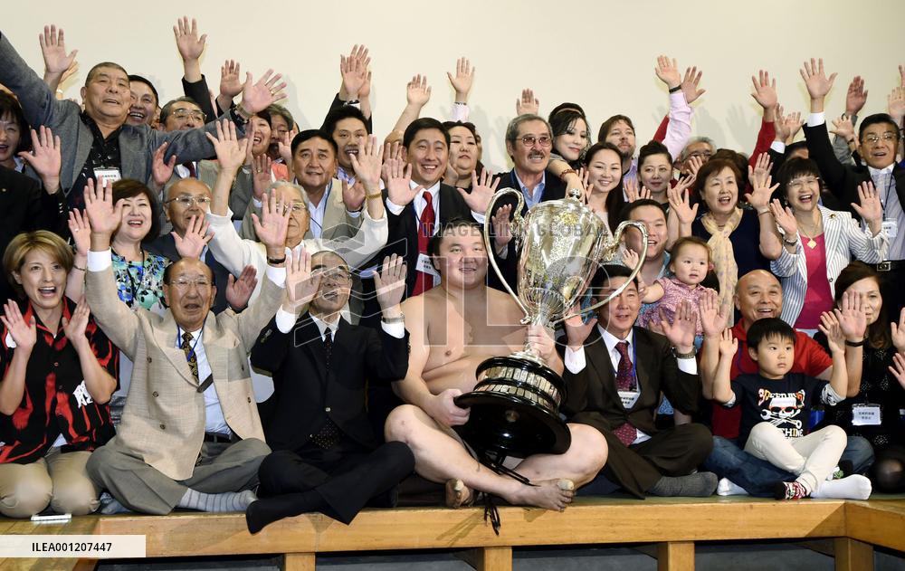 Yokozuna Hakuho clinches 31st title at autumn sumo