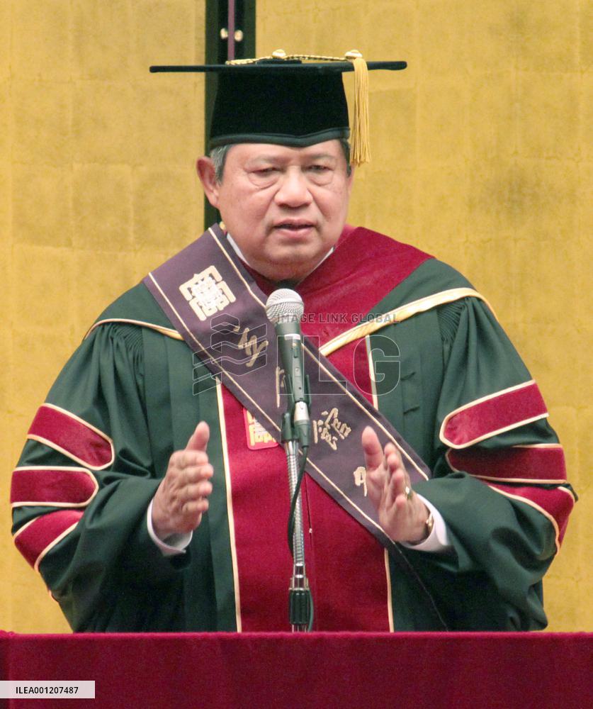 Indonesian president given honorary doctorate in Japan