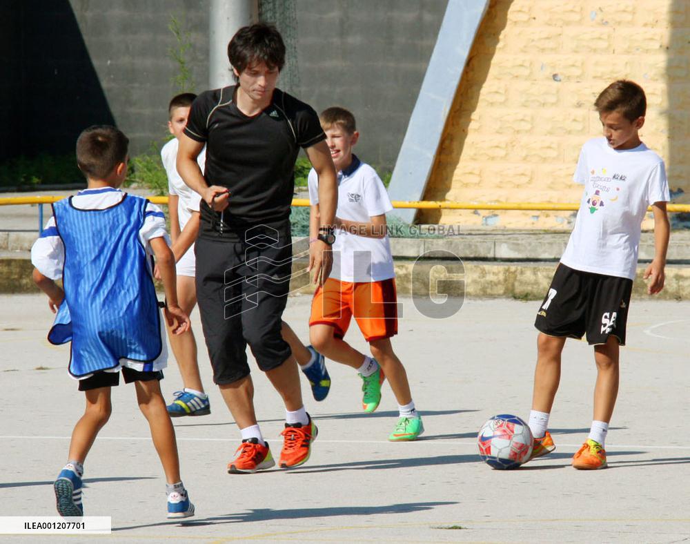 Retired Japanese footballer coaches children in Bosnia