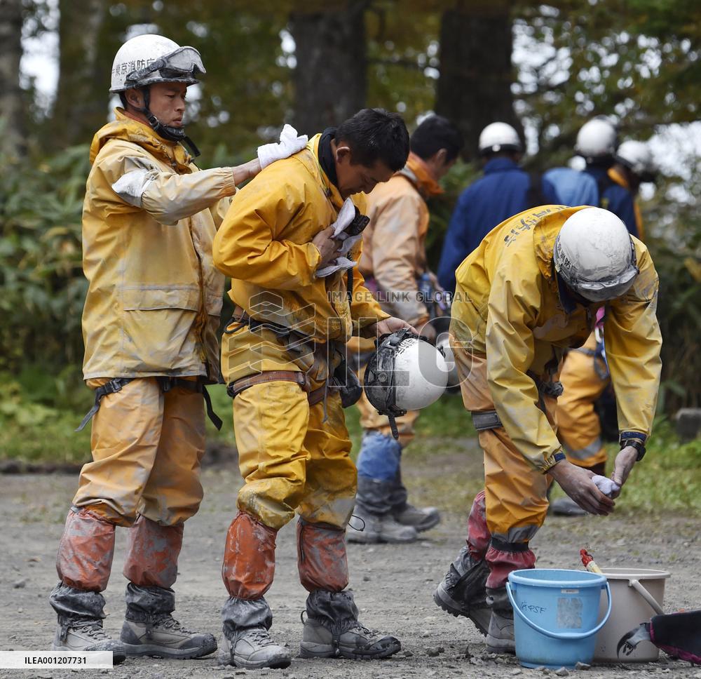 Rain halts search efforts on Mt. Ontake after fatal eruption