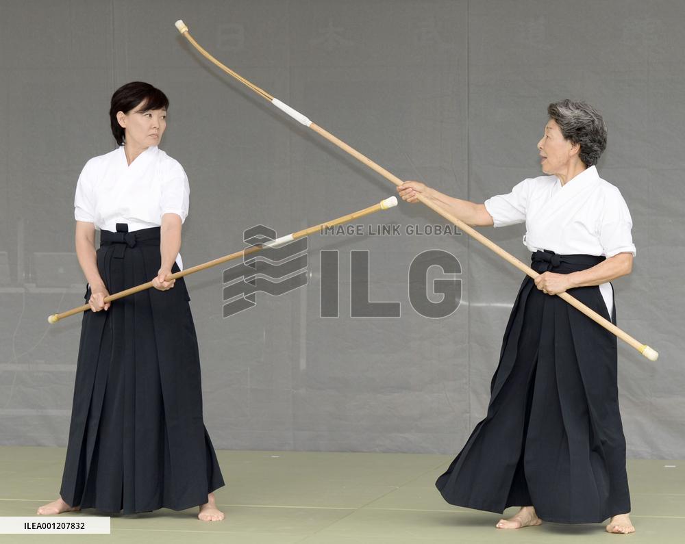 PM Abe's wife performs "naginata" demonstration