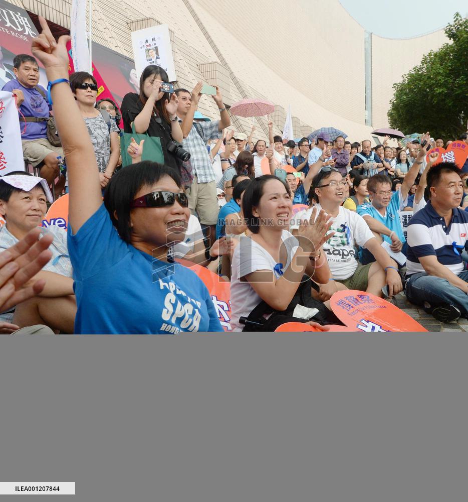 Pro-China rally held to oppose protests in Hong Kong
