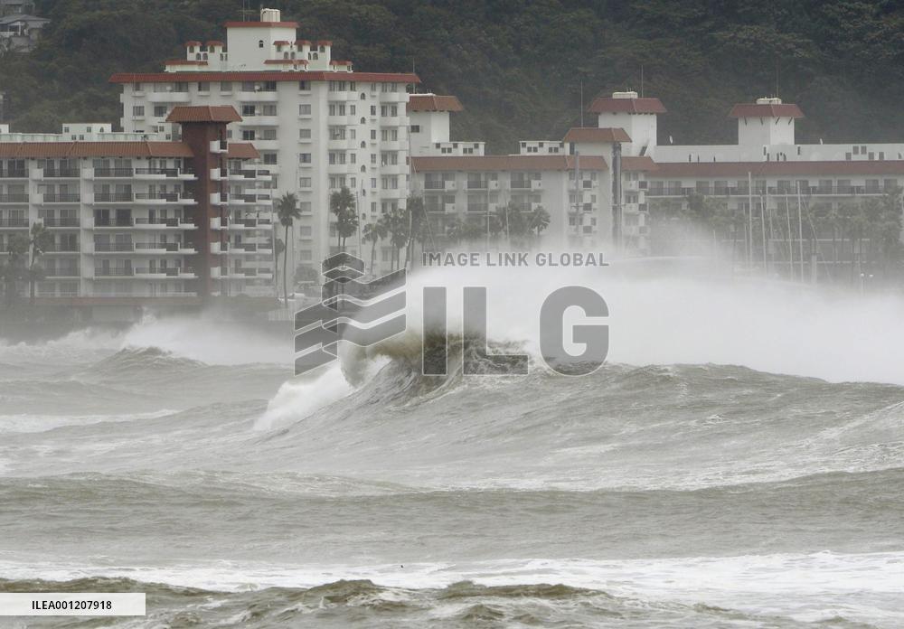 Powerful typhoon hits Japanese archipelago