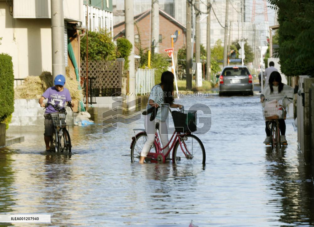 Powerful typhoon hits Tokyo metropolitan area