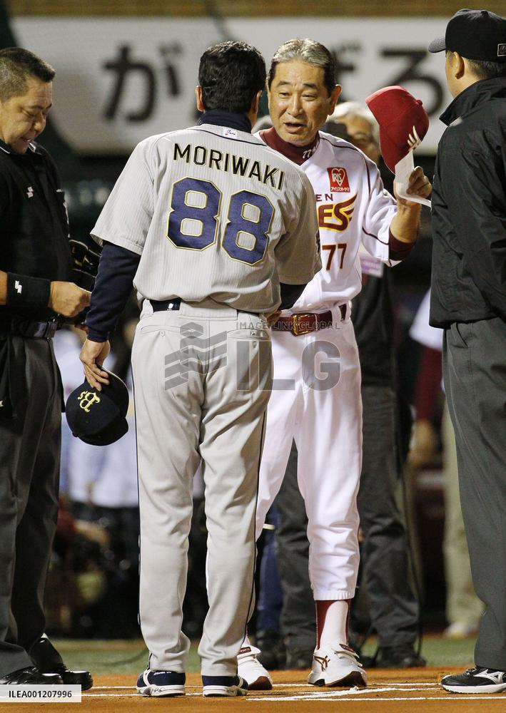 Hoshino exchanges starting lineup in final game