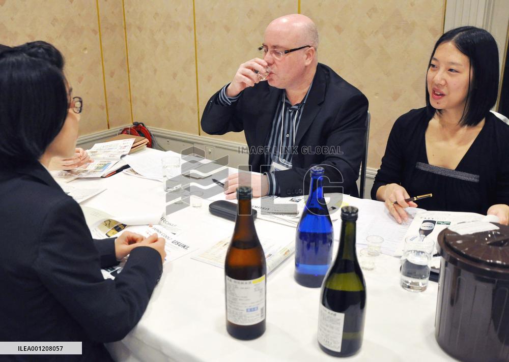 Australian importer tastes 'sake' during business talks