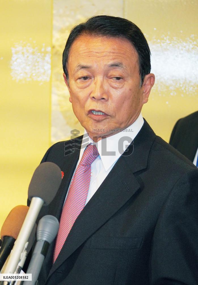 Finance Minister Aso meets with reporters in Washington