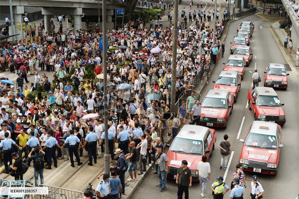 People against pro-democracy protests in H.K.