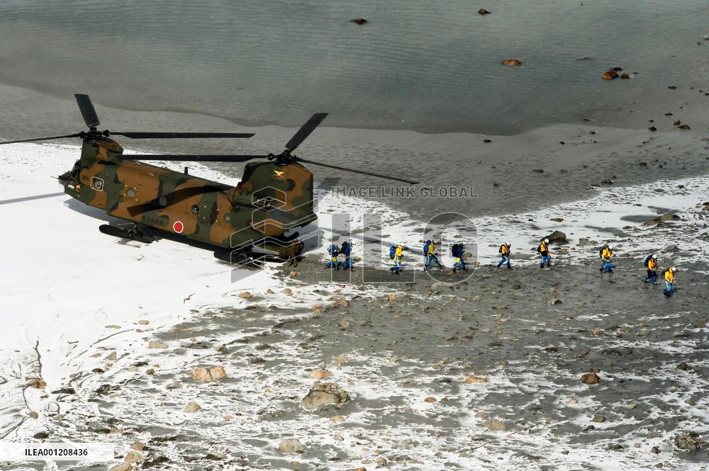 Search continues on Mt. Ontake