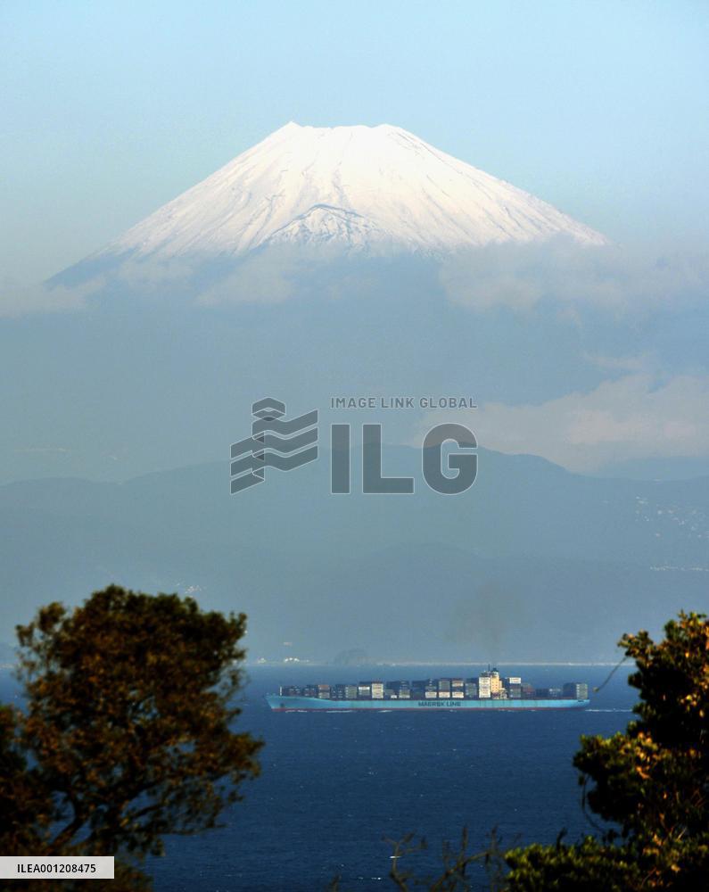 Mt. Fuji gets season's 1st snowcap
