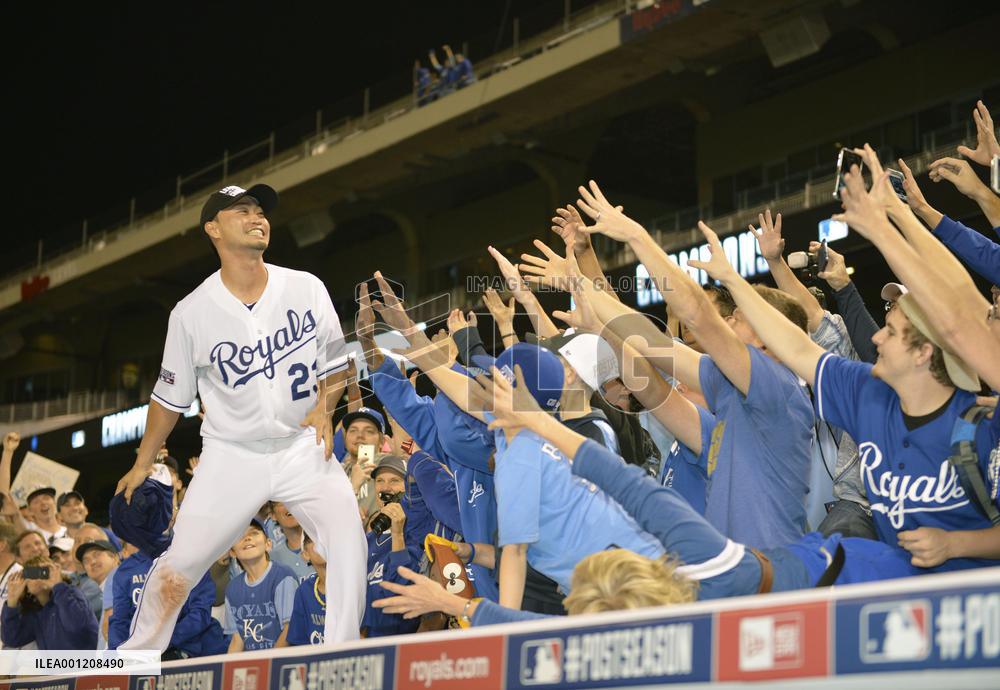 Royals' Aoki celebrates AL Championship victory with fans