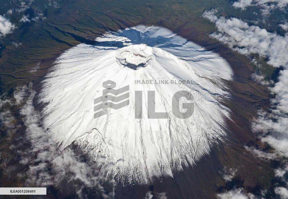 Mt. Fuji gets season's 1st snowcap