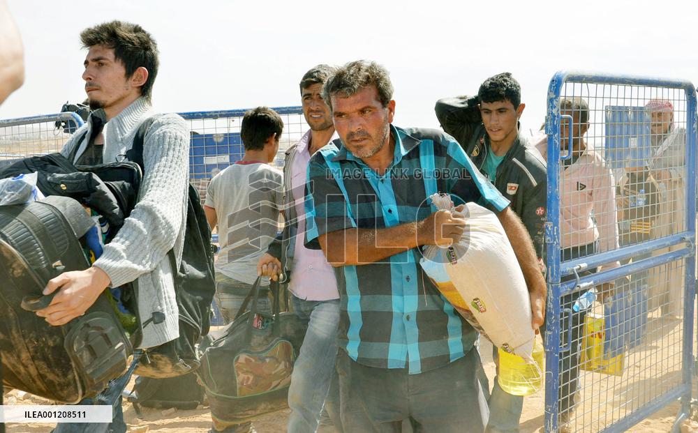 Syrian men flood into Turkey to seek shelter