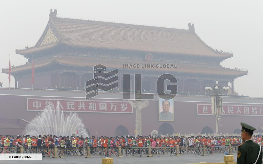 Runners in Beijing marathon brave thick smog