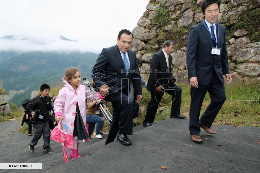 Peruvian envoy visits Japan's Machu Picchu