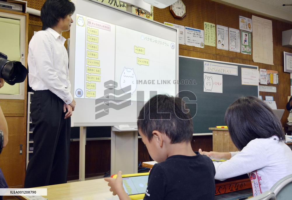 Computer programming class for 1st graders in Saga Pref.