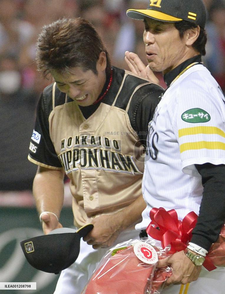 Softbank manager Akiyama pats retiring Inaba on back